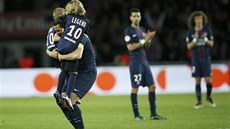 Zlatan Ibrahimovic drí své dti bhem louení s Paris St. Germain po posledním...