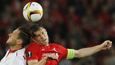 Liverpoolský kapitán James Milner (vpravo) v souboji s Grzegorzem Krychowiakem...