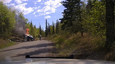 Policista z Anchorage pomohl zachránit muže uvázlého pod hořícím autem. (15.... Policista z Anchorage pomohl zachránit muže uvázlého pod hořícím autem. (15....