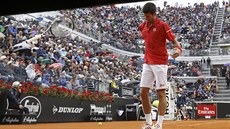 Novak Djokovi háe raketou bhem finálového zápasu Italian Cupu proti Andy...