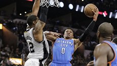 Russell Westbrook z Oklahoma City Thunder zakončuje, brání ho LaMarcus... Russell Westbrook z Oklahoma City Thunder zakončuje, brání ho LaMarcus...