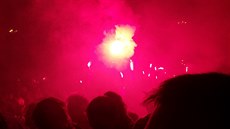 Pyrotechnika na zaplněném náměstí v Plzni během oslav poháru. (11. května 2016) Pyrotechnika na zaplněném náměstí v Plzni během oslav poháru. (11. května 2016)