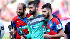 Plzeňští fotbalisté Roman Hubník (vlevo), Matúš Kozáčik a Michal Ďuriš dostali... Plzeňští fotbalisté Roman Hubník (vlevo), Matúš Kozáčik a Michal Ďuriš dostali...