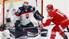Běloruský útočník Geoff Platt v šanci před slovenským gólmanem Juliusem... Běloruský útočník Geoff Platt v šanci před slovenským gólmanem Juliusem...