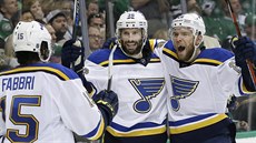 Troy Brouwer (uprostřed) ze St. Louis slaví gól se spoluhráči Paulem Stastnym... Troy Brouwer (uprostřed) ze St. Louis slaví gól se spoluhráči Paulem Stastnym...