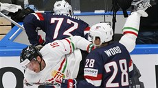 Maďarský hokejista Daniel Koger padá po středu s Američany Milesem Woodem... Maďarský hokejista Daniel Koger padá po středu s Američany Milesem Woodem...