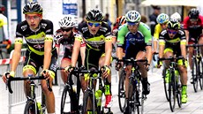 Cyklisté hradecké stáje Whirlpool Author jedou v čele čtvrtečního Křivkova... Cyklisté hradecké stáje Whirlpool Author jedou v čele čtvrtečního Křivkova...