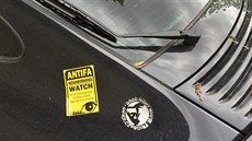 Z pátku na sobotu polepila neznámá žena hudebníkův dům i auto na pražském... Z pátku na sobotu polepila neznámá žena hudebníkův dům i auto na pražském...