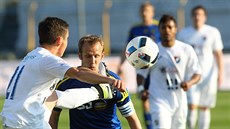Jihlavský fotbalista Luká Vaculík (v modrém) v souboji s Danielem Holzerem z...