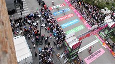 André Greipel (vpravo dole) si dojel pro výhru v páté etapě Gira. André Greipel (vpravo dole) si dojel pro výhru v páté etapě Gira.