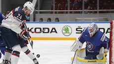Americký hokejista Hudson Fasching (v bílém) se připravuje ke střele na... Americký hokejista Hudson Fasching (v bílém) se připravuje ke střele na...