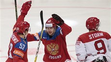 Rutí hokejisté Alexej Marenko (vlevo) a Arom  Panarin se radují z gólu proti...