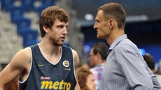 Jan Veselý (vlevo) se na tréninku Fenerbahce Istanbul před semifinále Euroligy... Jan Veselý (vlevo) se na tréninku Fenerbahce Istanbul před semifinále Euroligy...