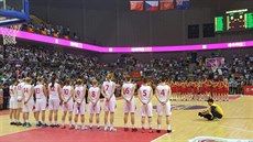 České (v bílém) a černohorské basketbalistky před přátelským zápasem na turnaji... České (v bílém) a černohorské basketbalistky před přátelským zápasem na turnaji...
