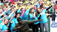 Usain Bolt si své slavné gesto vyzkouel s malými atlety na praském mítinku...
