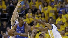 Kevin Durant (v modrém) z Oklahoma City v souboji s Klayem Thompsonem (vlevo) a...