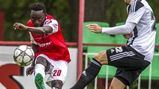 Joel Ngandu Kayamba (vlevo) z Pardubic v duelu s Českými Budějovicemi. Joel Ngandu Kayamba (vlevo) z Pardubic v duelu s Českými Budějovicemi.