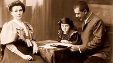 Hilda Ulbrichtová na snímku s otcem a matkou. Šibalský a lehce znuděný pohled... Hilda Ulbrichtová na snímku s otcem a matkou. Šibalský a lehce znuděný pohled...