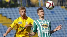 Útoník Bohemians Patrik Schick (vpravo) a Jakub Jugas ze Zlína bedliv...