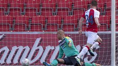 Muris Mešanovič ze Slavie střílí gól, právě překonal plzeňského gólmana Petra... Muris Mešanovič ze Slavie střílí gól, právě překonal plzeňského gólmana Petra...