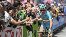 Vincenzo Nibali se zdraví s fanouky pi startu 8. etapy Gira.