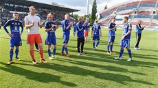 Fotbalisté Olomouce se louí po skoneném zápase s domácími vlajkonoi a první...