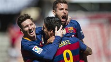 Radující se fotbalisté Barcelony v utkání s Granadou Radující se fotbalisté Barcelony v utkání s Granadou