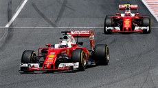 Sebastian Vettel (vlevo) a Kimi Räikkönen na okruhu v Barcelon