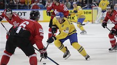 Švédský hokejista Mikael Backlund kontroluje puk v duelu se Švýcarskem. Švédský hokejista Mikael Backlund kontroluje puk v duelu se Švýcarskem.