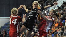 Mostecká házenkářka Michaela Borovská se probíjí přes slávistky Kamilu... Mostecká házenkářka Michaela Borovská se probíjí přes slávistky Kamilu...