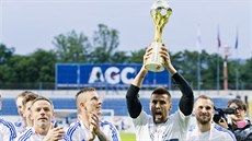 Útoník Milan Baro (s trofejí) slaví se spoluhrái z Mladé Boleslavi triumf v...