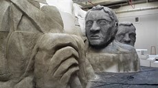 Píprava makety Stalinova pomníku pro snímek Monstrum