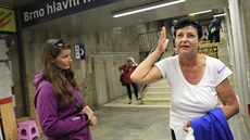 Při speciální exkurzi Jana velmi emocionálně provází místy, kde přebývají lidé... Při speciální exkurzi Jana velmi emocionálně provází místy, kde přebývají lidé...