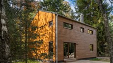 Úpravy okolí domu působí přirozeně. Lesnímu pozemku zůstal jeho typický ráz. Úpravy okolí domu působí přirozeně. Lesnímu pozemku zůstal jeho typický ráz.