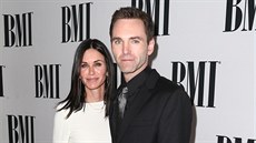 Courteney Coxová a Johnny McDaid (Los Angeles, 10. května 2016) Courteney Coxová a Johnny McDaid (Los Angeles, 10. května 2016)