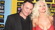 Doug Hutchison a Courtney Stoddenová (Los Angeles, 18. září 2014) Doug Hutchison a Courtney Stoddenová (Los Angeles, 18. září 2014)