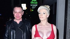 Doug Hutchison a Courtney Stoddenová (Los Angeles, 14. února 2016) Doug Hutchison a Courtney Stoddenová (Los Angeles, 14. února 2016)
