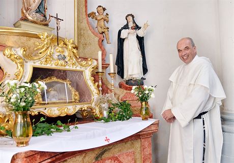 Páter Pavel Maria Mayer u nejslavnjího z ostatk svaté Zdislavy - její lebky,...