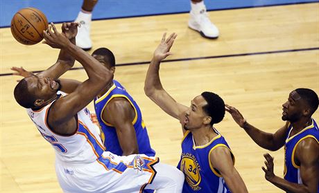 Kevin Durant z Oklahoma City se prosazuje proti obran Golden State.