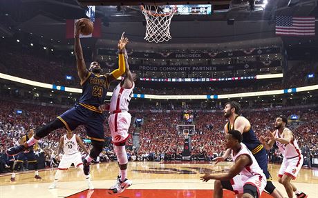 LeBron James z Clevelandu ádí pod koem Toronta.