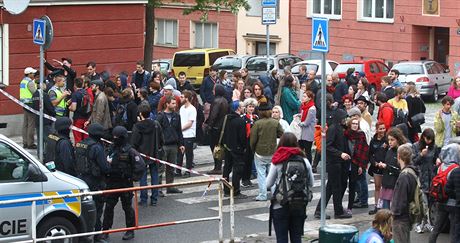 Policie zasahovala 24. kvtna v praském sociálním centru Klinika, poté, co v ní anonym nahlásil bombu.