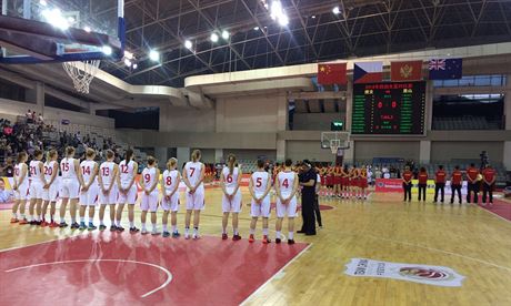 eské (v bílém) a ernohorské basketbalistky ped pátelským utkáním.