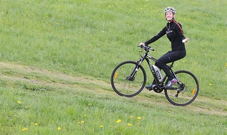 Cyklistka na elektrokole v Hrabticích v Jizerských horách.