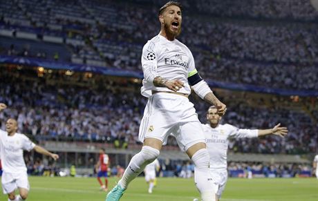 HRDINA VODU. Sergio Ramos (ve vskoku) slav vodn trefu Realu Madrid do st...
