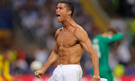 TAK SE NA M PODVEJTE. Cristiano Ronaldo slav triumf v Lize mistr.