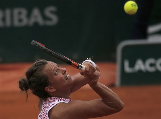 Barbora Strýcová pi podivném úderu ve 3. kole Roland Garros.