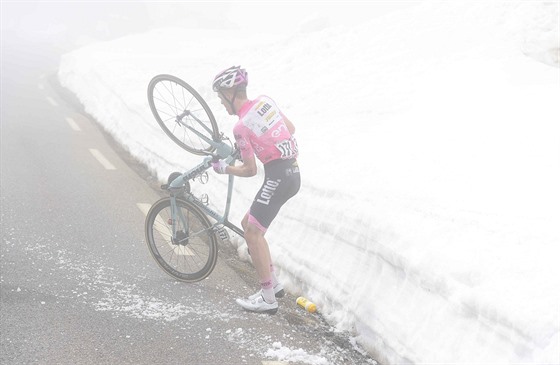 Steven Kruijswijk se zved po pdu do snhu v 19. etap Gira.