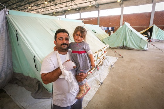 ecká policie vyklízí uprchlický tábor Idomeni, obyvatele postupn peváí do...