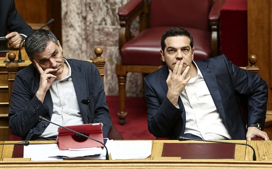 ecký premiér Alexis Tsipras (vpravo) a ministr financí Euclid Tsakalotos bhem...