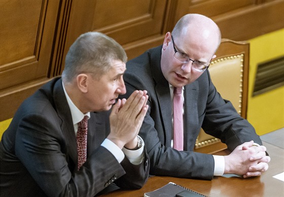 Premiér Bohuslav Sobotka a ministr financí Andrej Babi ve Snmovn